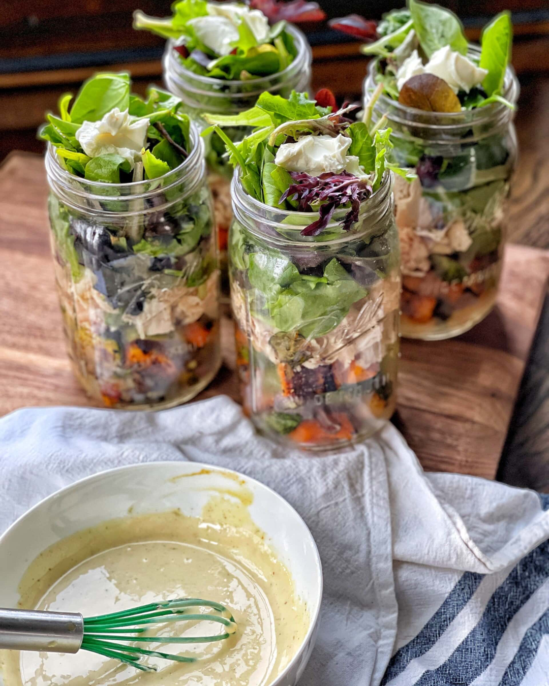 Saladas no pote em camadas, prontas para a semana
